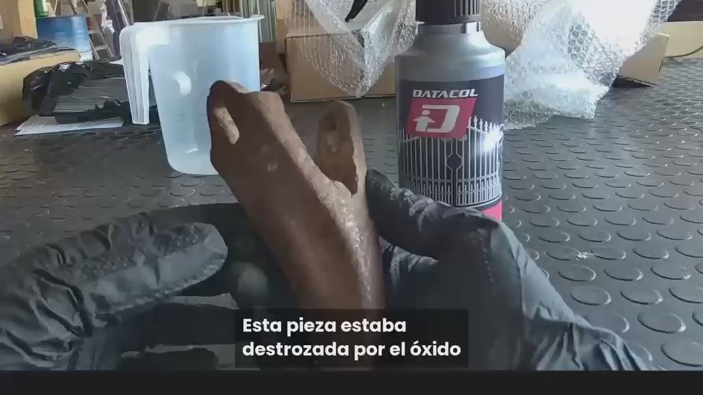 Vídeo demostración del Convertidor de Óxido Oxidat 250 ml eliminando óxido de una pieza metálica